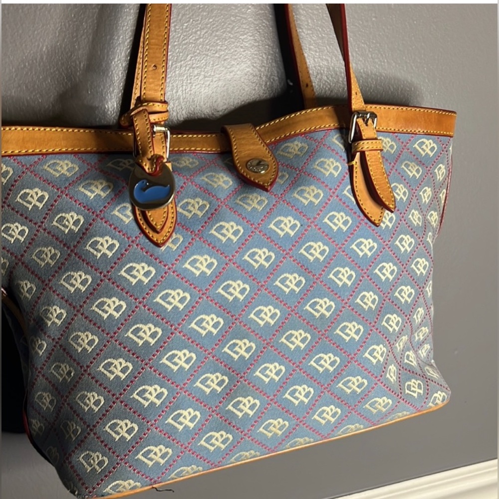 GUC beautiful Dooney & Bourke Handbag 👜 - Picture 4 of 17